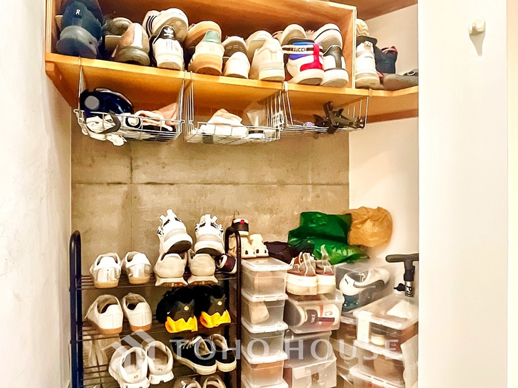 収納 クローゼット完備で、季節物の衣類や小物もきれいに収納できる便利な設計です。