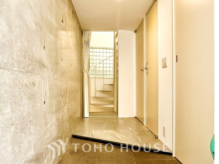 玄関 家族の靴や小物を整理しやすい収納付きで、玄関がいつも整った印象に。