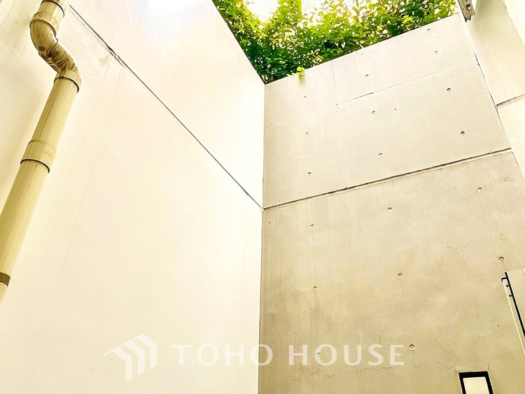 バルコニー ベランダから望む紺碧の空からそよ風、そして目に映るのはグリーン広がる風光明媚な世界。それは清々しい自然の薫りを肌で感じる幸せな空間。