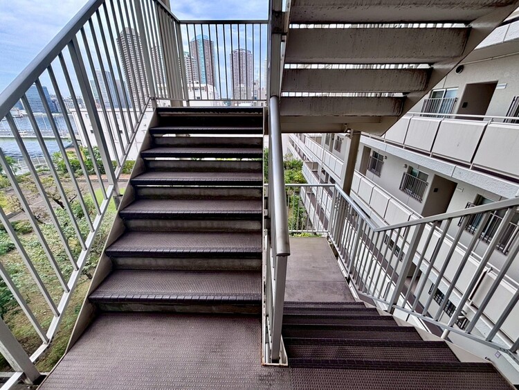 その他 共用部の階段です。明るく清潔に管理されています。