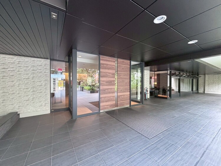 その他 上質感漂う玄関アプローチです。