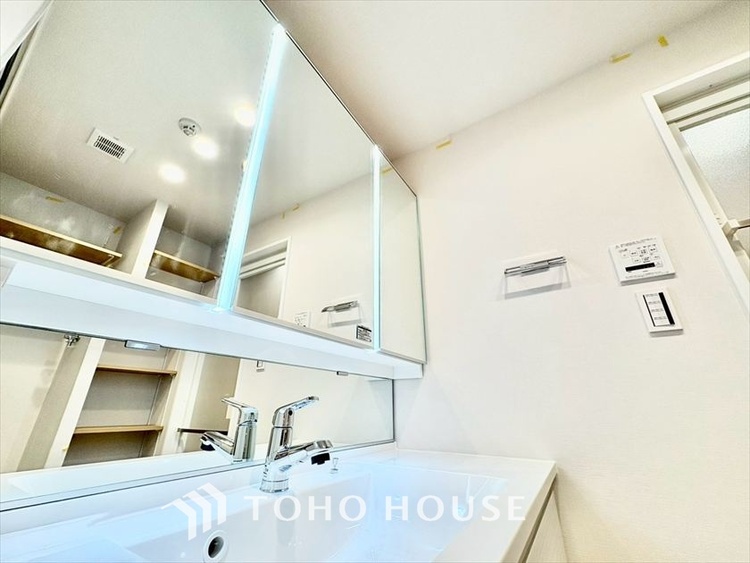 洗面 ◆快適◆煌びやかな暮らしの中にも忘れたくない快適さ。大きな収納が助けてくれます。