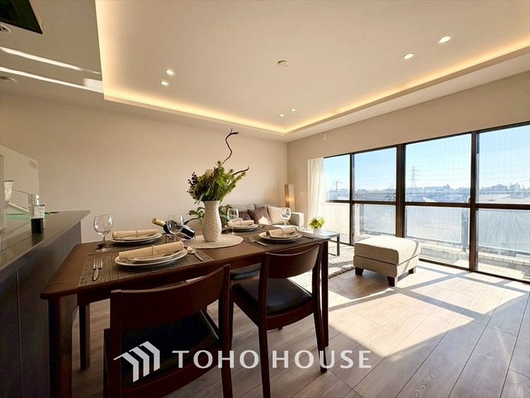 内装 【LIVING】◆陽光◆が差し込む。この開放的なLDKに家族の笑顔が集う。家族が一緒に過ごす空間は明るく、そして居心地よく。