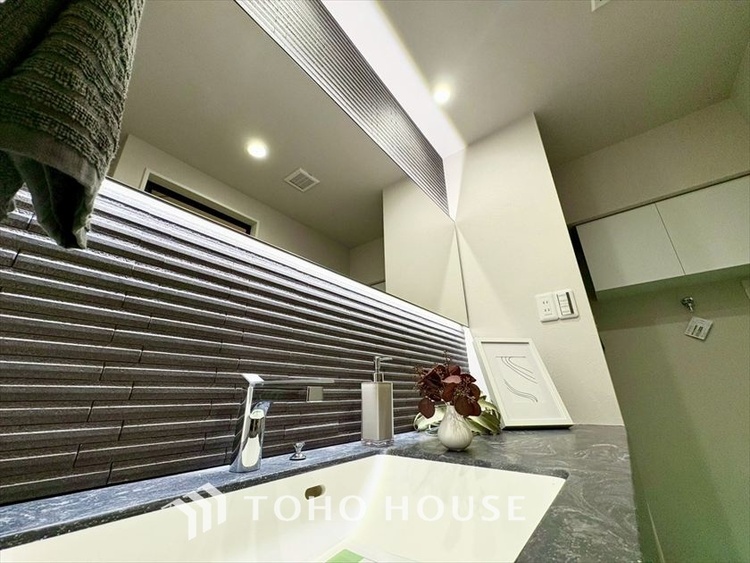 洗面 【WASHROOM】◆快適◆煌びやかな暮らしの中にも忘れたくない快適さ。大きな収納が助けてくれます。