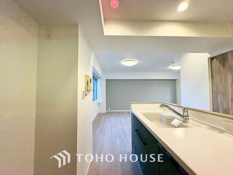 キッチン 【KITCHEN】◆ワクワク◆開放的で機能性も高いシステムキッチン。お子様は毎日のご飯にワクワク！