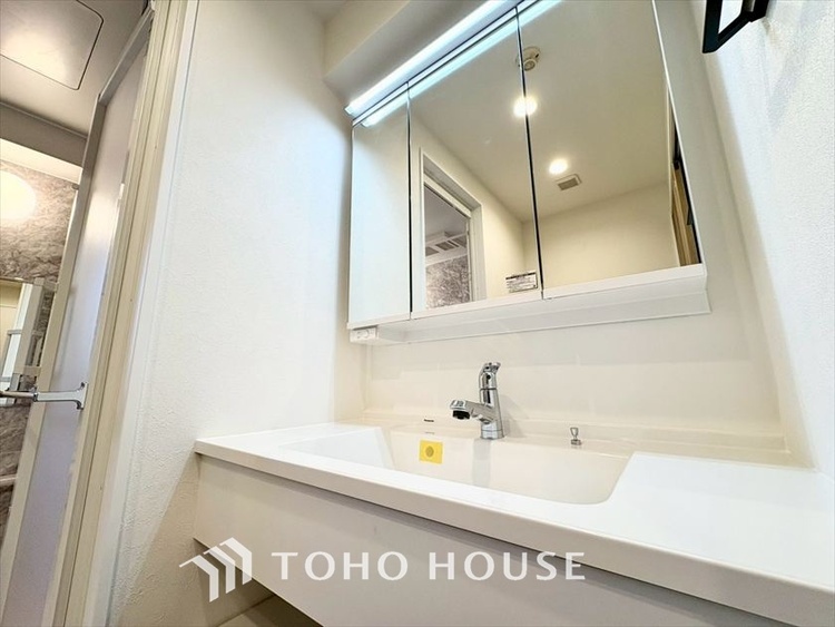洗面 【WASHROOM】◆快適◆煌びやかな暮らしの中にも忘れたくない快適さ。大きな収納が助けてくれます。