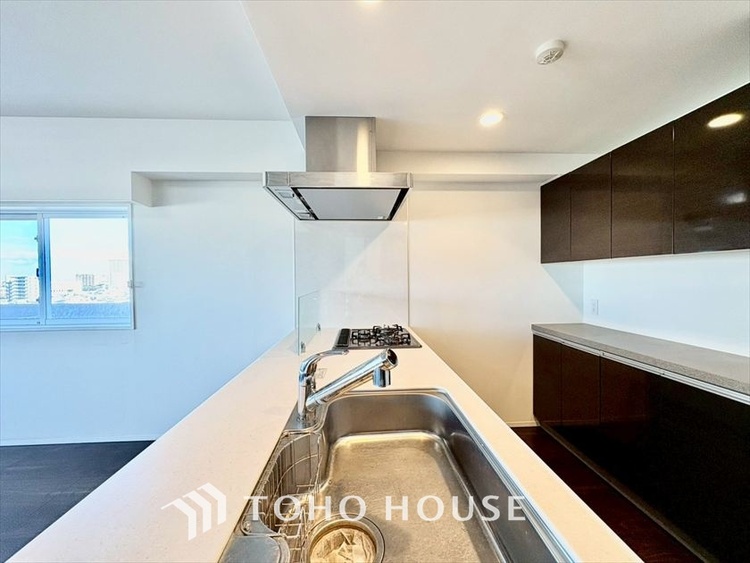 キッチン 【KITCHEN】◆ワクワク◆開放的で機能性も高いシステムキッチン。お子様は毎日のご飯にワクワク！