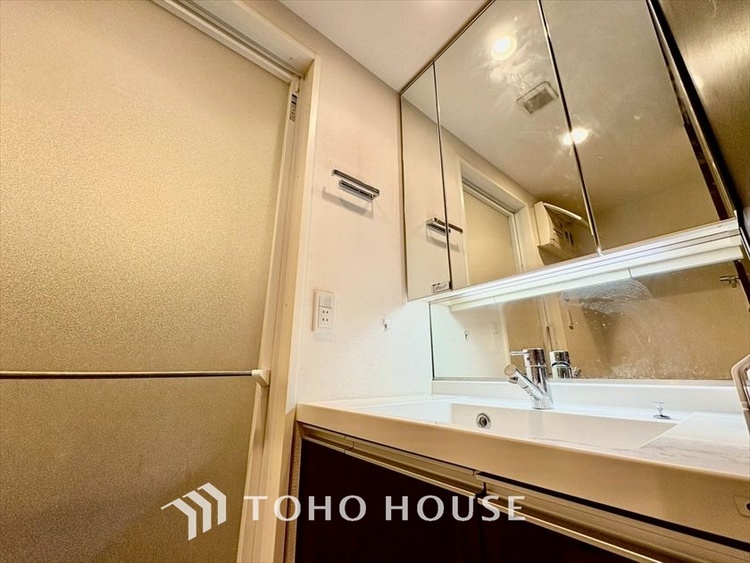 洗面 【WASHROOM】◆快適◆煌びやかな暮らしの中にも忘れたくない快適さ。大きな収納が助けてくれます。