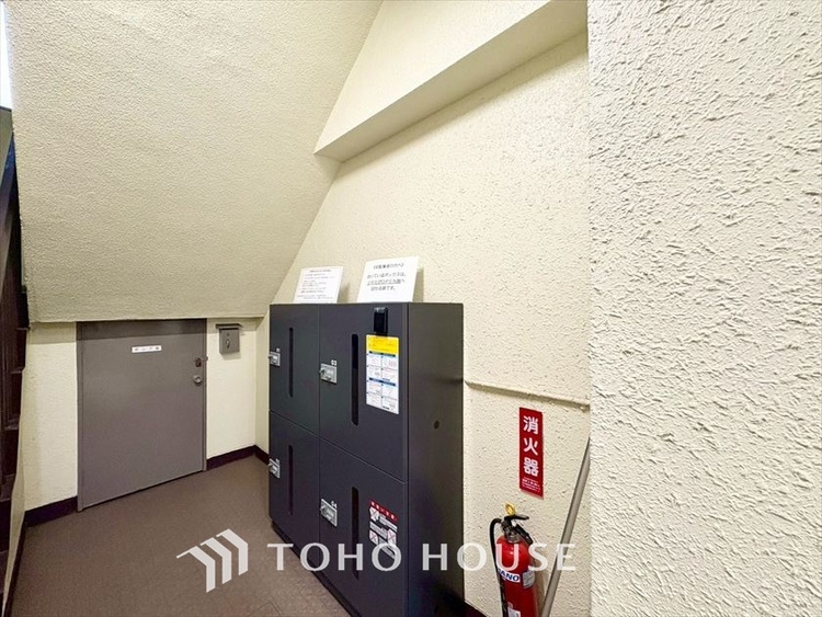 エントランス 【ENTRANCE】◆家族◆家で家族と過ごす時間は限られている。帰りを待つ家族の元へと急ぐときの弾む思い。そんな思いを引き立てる邸宅。