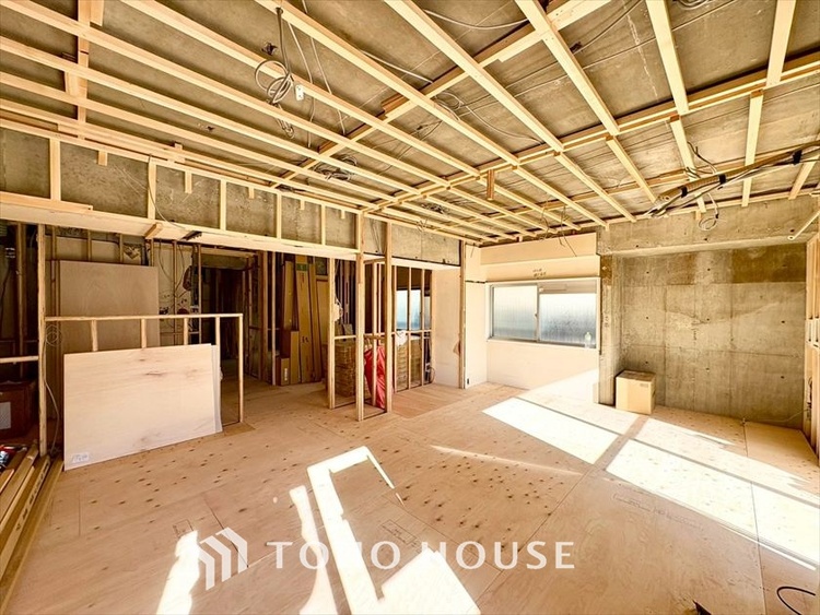 内装 【LIVING】◆眩い◆光が燦々と入り、家族の笑顔を照らす。「いつまでも続いて」と願う夢のような毎日がここにある。