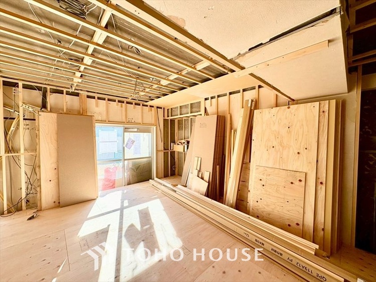 内装 【LIVING】◆陽光◆が差し込む。この開放的なLDKに家族の笑顔が集う。家族が一緒に過ごす空間は明るく、そして居心地よく。