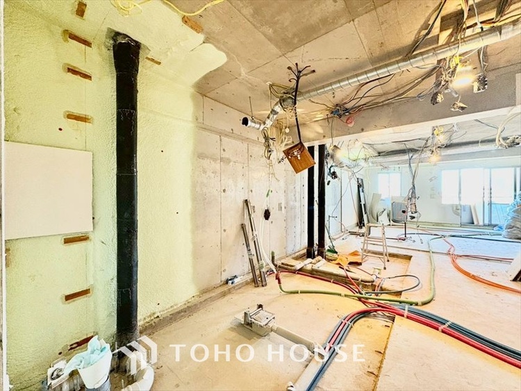 内装 現在改装中◆陽光◆が差し込む。この開放的なLDKに家族の笑顔が集う。家族が一緒に過ごす空間は明るく、そして居心地よく。