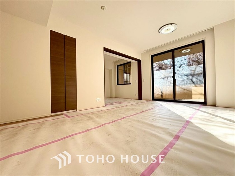 内装 【LIVING】◆眩い◆光が燦々と入り、家族の笑顔を照らす。「いつまでも続いて」と願う夢のような毎日がここにある。