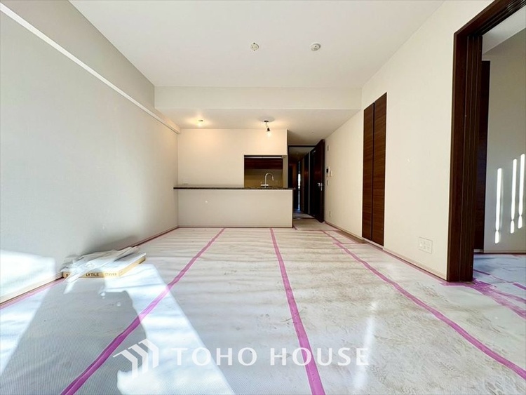 内装 【LIVING】◆扉を◆開くとこの景色。家族の”おかえり”の声が聞こえてきそう。