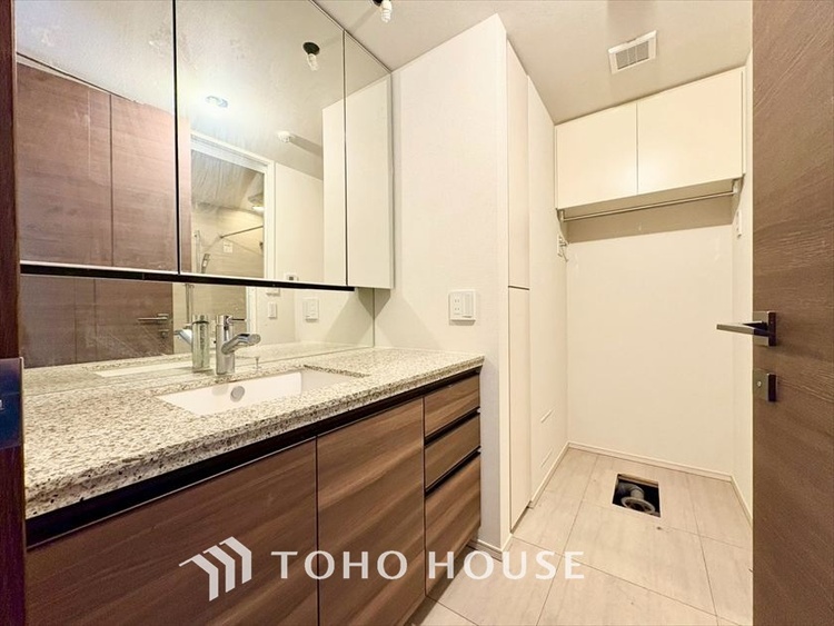 洗面 【WASHROOM】◆快適◆煌びやかな暮らしの中にも忘れたくない快適さ。大きな収納が助けてくれます。