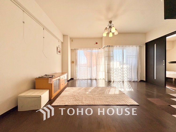 内装 【LIVING】◆扉を◆開くとこの景色。家族の”おかえり”の声が聞こえてきそう。