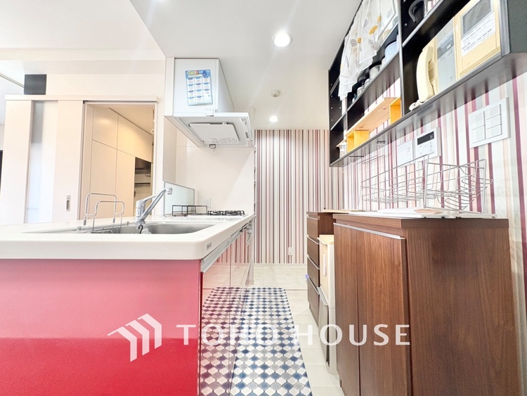 キッチン 【KITCHEN】◆ワクワク◆開放的で機能性も高いシステムキッチン。お子様は毎日のご飯にワクワク！