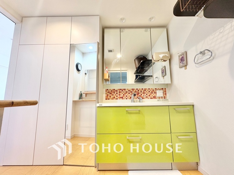 洗面 【WASHROOM】◆快適◆煌びやかな暮らしの中にも忘れたくない快適さ。大きな収納が助けてくれます。