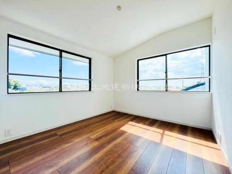 内装 健やかな時間を過ごせるプライベートルームはとても大切です！！インテリアにも合わせやすいカラーリング！それぞれの居室に思い思いのコーディネートをしてより空間を演出することでよりいっそう大事にな空間に！