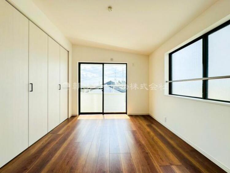 内装 穏やかな寛ぎあじわえるお部屋では有意義な時間がつくれます！大きな窓からと陽光が注がれる明るい空間！光もアクセントの一つとして。一人時間も充実したものにできるプライベートルームは日々を豊かにします！！