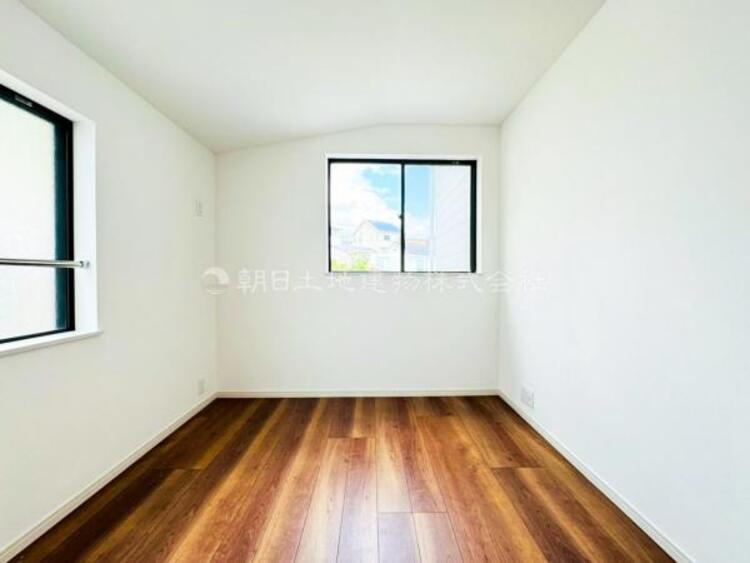 内装 居室はひとり時間を過ごせる安らげるお部屋として活用できます！収納スペースあり！荷物が多くても十分！ベッドや勉強机、テレビなどを置きたい場合におすすめ！！過ごす時間が長くてもゆったり過ごせそうですね！