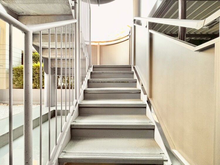 その他 落ち着いた雰囲気の階段。手すりも常設しているので、ゆったりお使いになれます。