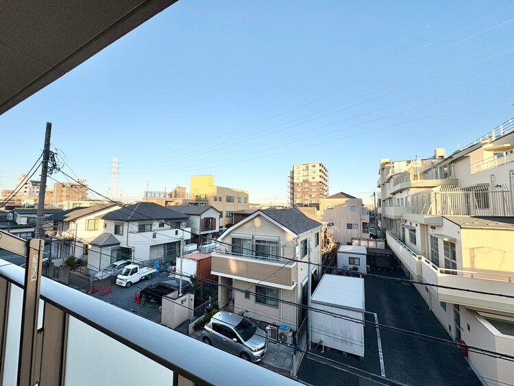 バルコニー 窓を開けると広がる青空。心をリフレッシュして日々を過ごしていきましょう。