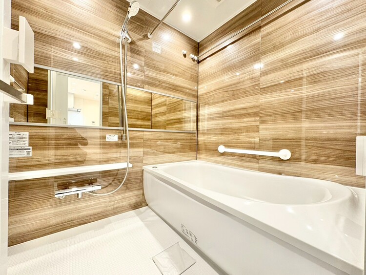 風呂 一日の疲れを癒すバスルームは、心地よいリラックスを叶える清潔感溢れる空間です。