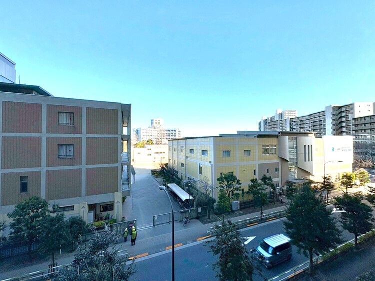 バルコニー 窓を開けると広がる青空。心をリフレッシュして日々を過ごしていきましょう。