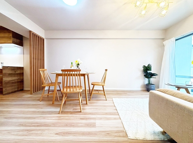 居間 居心地の良い空気感は、暮らしのステージを彩り、心からのやすらぎと満足感を与えてくれます。