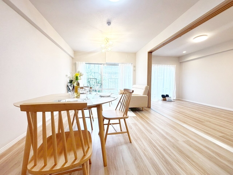 居間 飾り過ぎないシンプルな内装と偏り過ぎないデザインで統一しました。