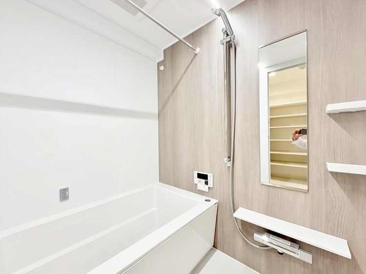 風呂 一日の疲れを癒すバスルームは、心地よいリラックスを叶える清潔感溢れる空間です。