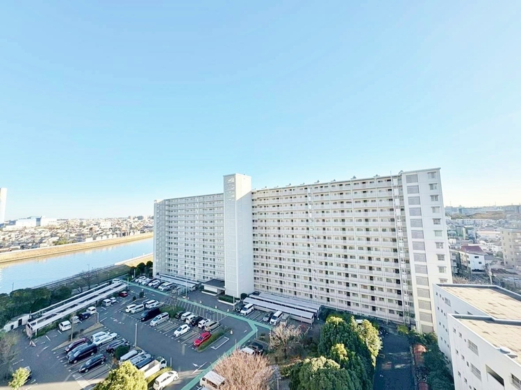 バルコニー 窓を開けると広がる青空。心をリフレッシュして日々を過ごしていきましょう。