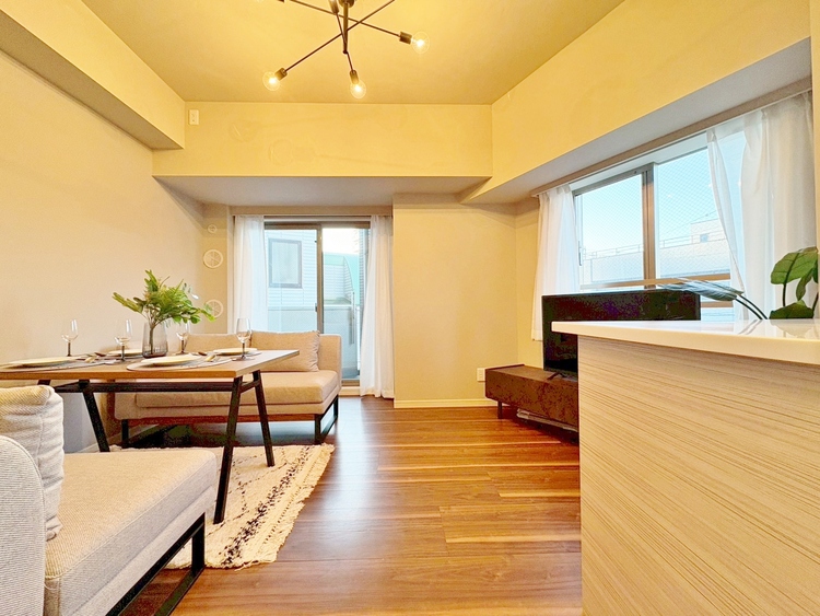 居間 忙しく過ぎゆく日常を置き去るほど、ゆったりした時間が流れるリビング。