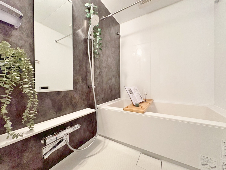 風呂 一日の疲れを癒すバスルームは、心地よいリラックスを叶える清潔感溢れる空間です。