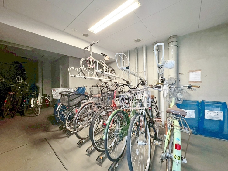 設備 きちんと整備された駐輪場。住む方の心遣いが感じられます。