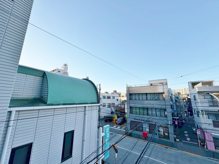 バルコニー 窓を開けると広がる青空。心をリフレッシュして日々を過ごしていきましょう。