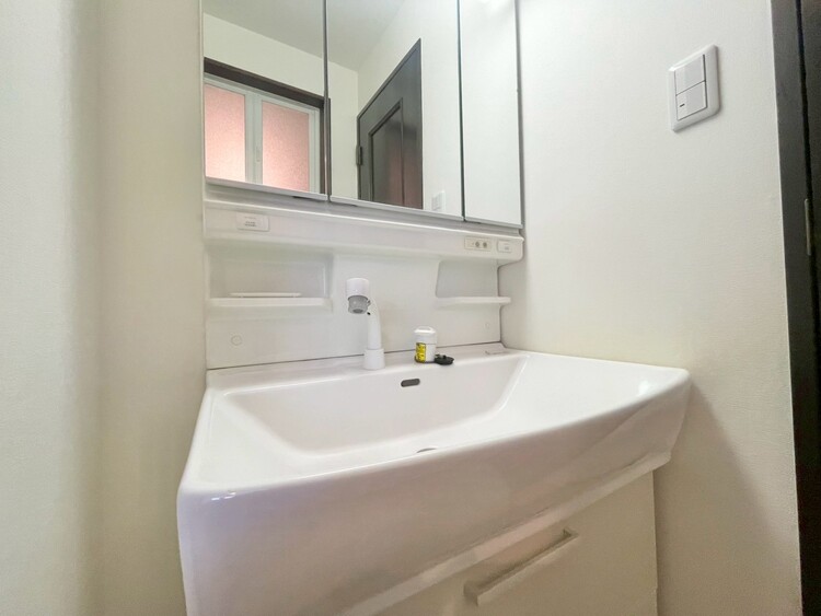 その他 清潔感を感じられる洗面化粧台。