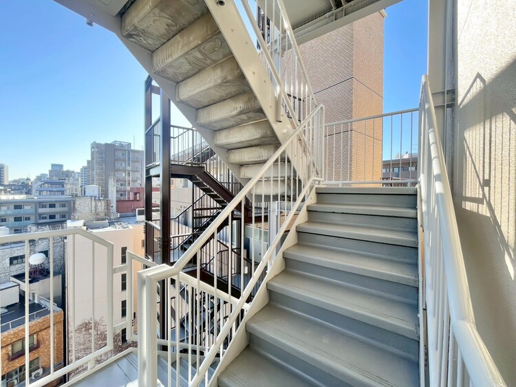 その他 共用部の階段です。明るく清潔に管理されています。