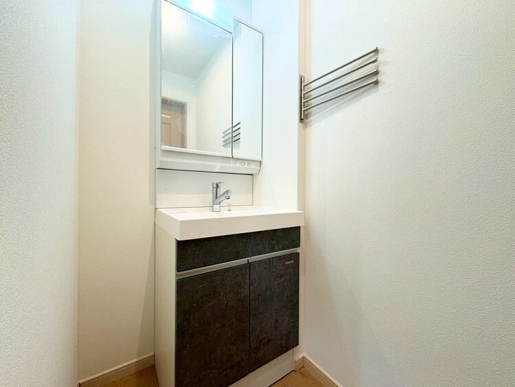 その他 清潔感を感じられる洗面化粧台。