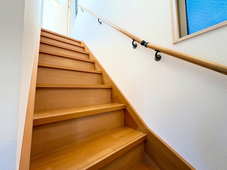 その他 共用部の階段です。明るく清潔に管理されています。