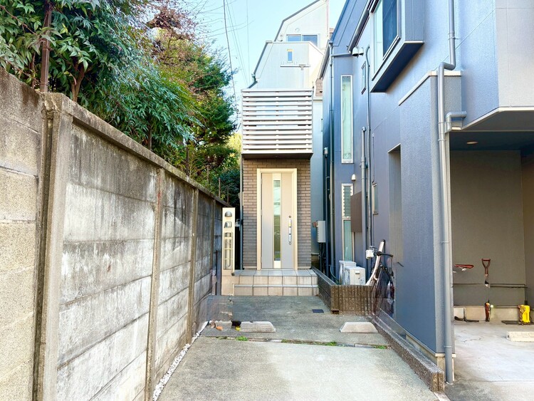 その他 上質感漂う玄関アプローチです。