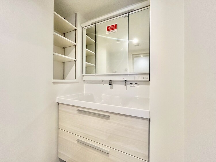 その他 清潔感を感じられる洗面化粧台。