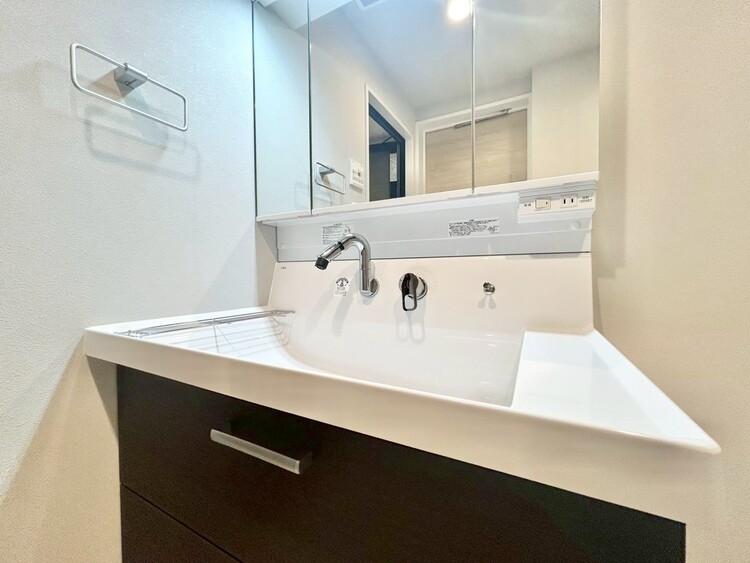 その他 清潔感を感じられる洗面化粧台。