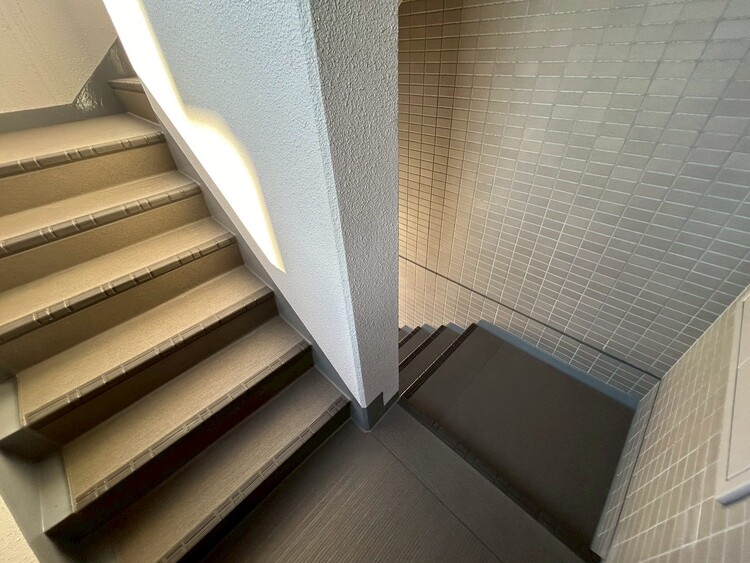 その他 共用部の階段です。明るく清潔に管理されています。