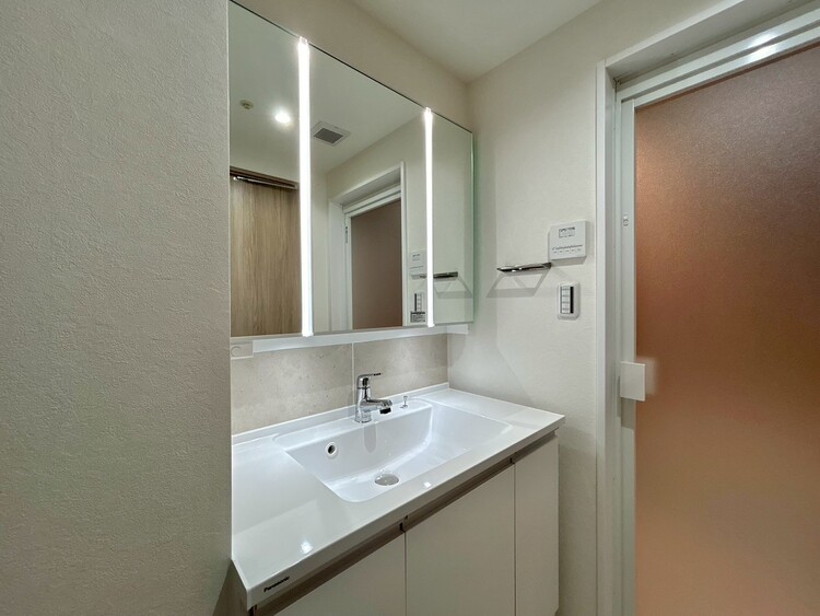 その他 清潔感を感じられる洗面化粧台。