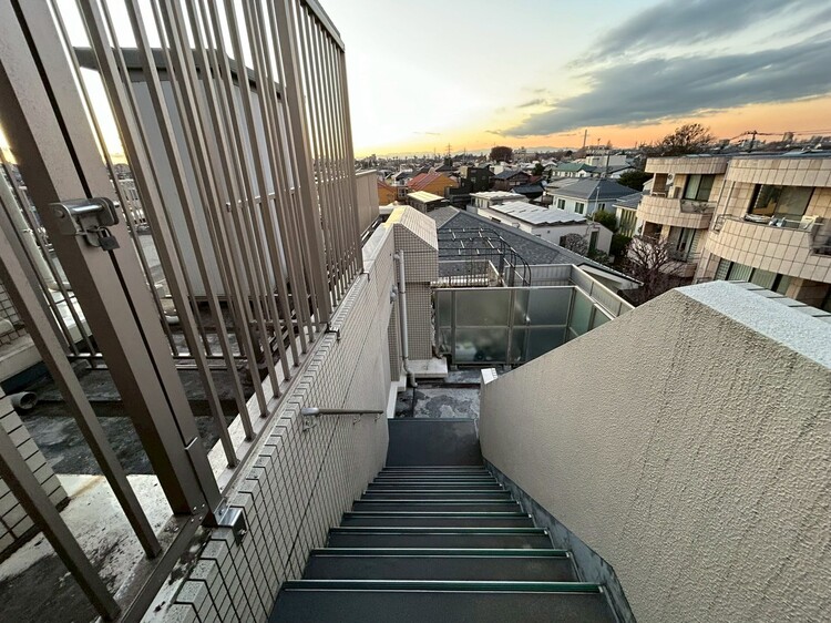 その他 共用部の階段です。明るく清潔に管理されています。