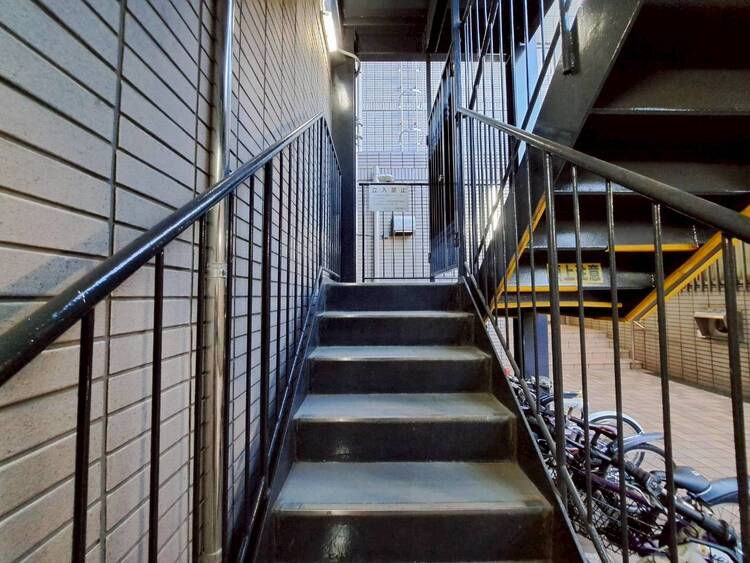 その他 共用部の階段です。明るく清潔に管理されています。