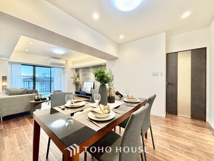 内装 ◆木漏れ日◆の様な採光が優しく足元を照らし、心地いい暮らしの道しるべを写し出す。この空間で過ごす家族との語らいの時間がとても素敵で幸せを感じるかもしれない。