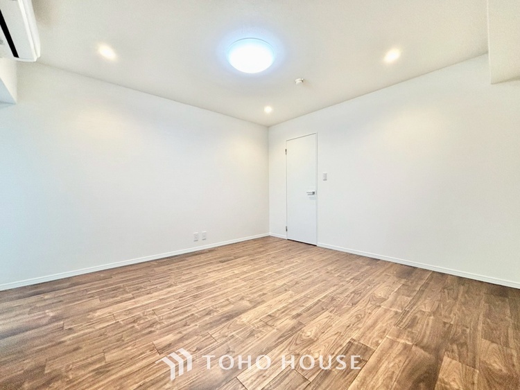 内装 ◆間接照明◆オレンジ色の光が僕達を大人な気分にさせる。静かで優しく語りかけるその光は、今日の終わりを告げてくれ、でも明日にはいい事が必ず来るよ。そんな囁きが聞こえてくる